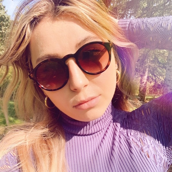 Meet your Posher, Emily - Picture 1 of 1